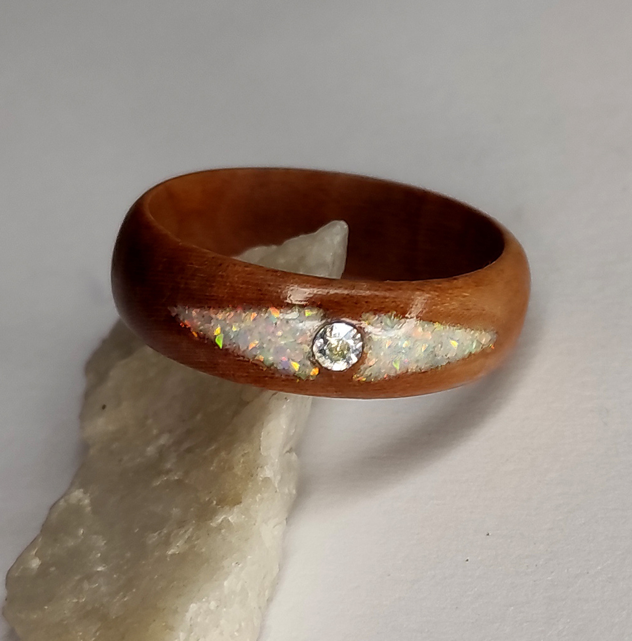 Třešňový prsten s opálem a Swarovski