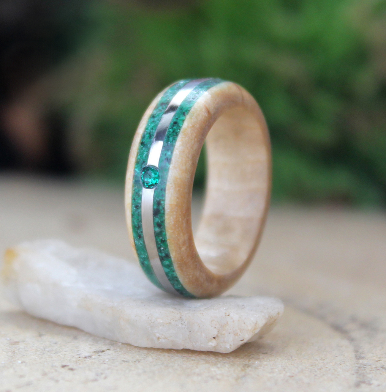 Březový prsten s malachitem, ocelí a swarovski