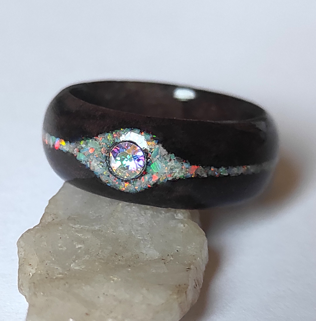 Ořechový prsten s opálem a krystalem Swarovski