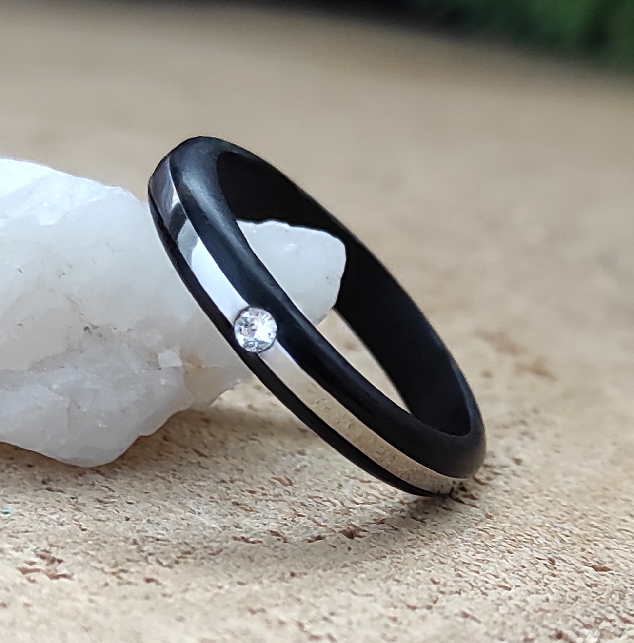 Ebenový prsten s ocelí a swarovski krystalem