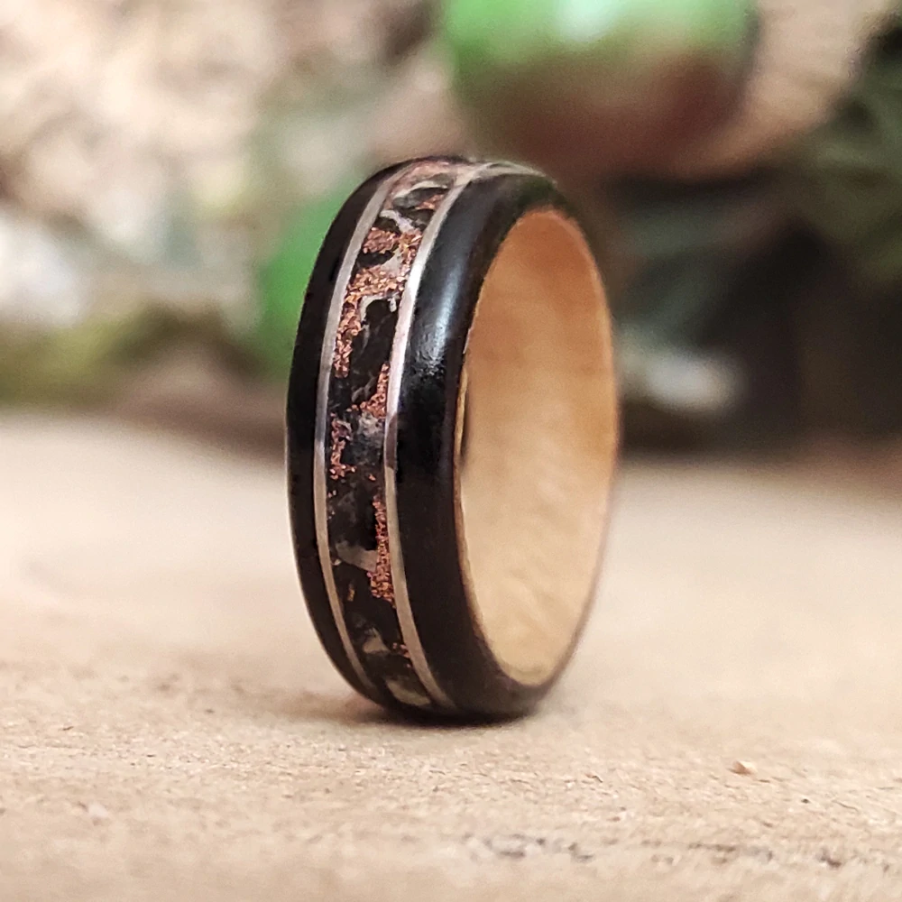 Ebenový prsten s regalitem a ocelí