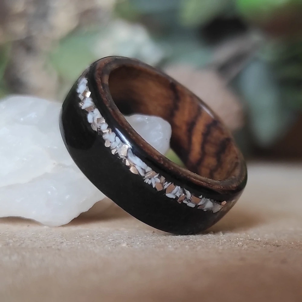 Dřevěný prsten z magnezitem a 14k zlatem