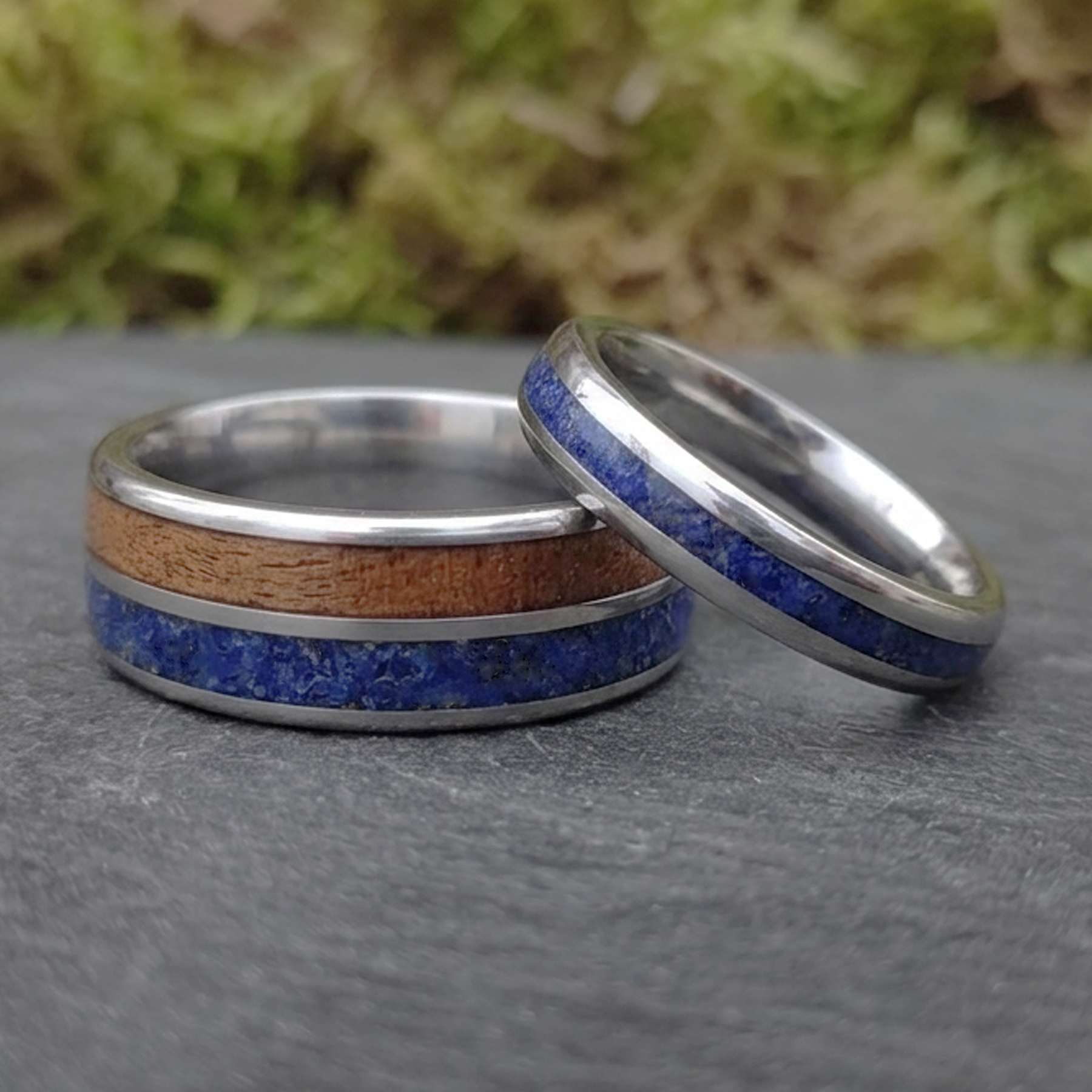 Snubní titanové prsteny s lapis-lazuli a ořechem