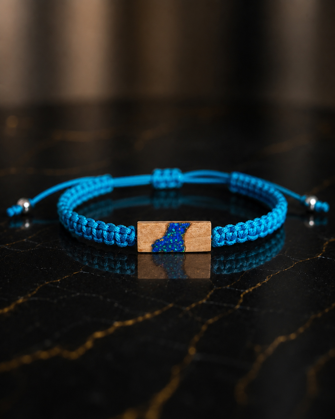 Deep Blue Opal Wood – unisex macramé náramek s tmavě modrým opálem a březovým dřevem