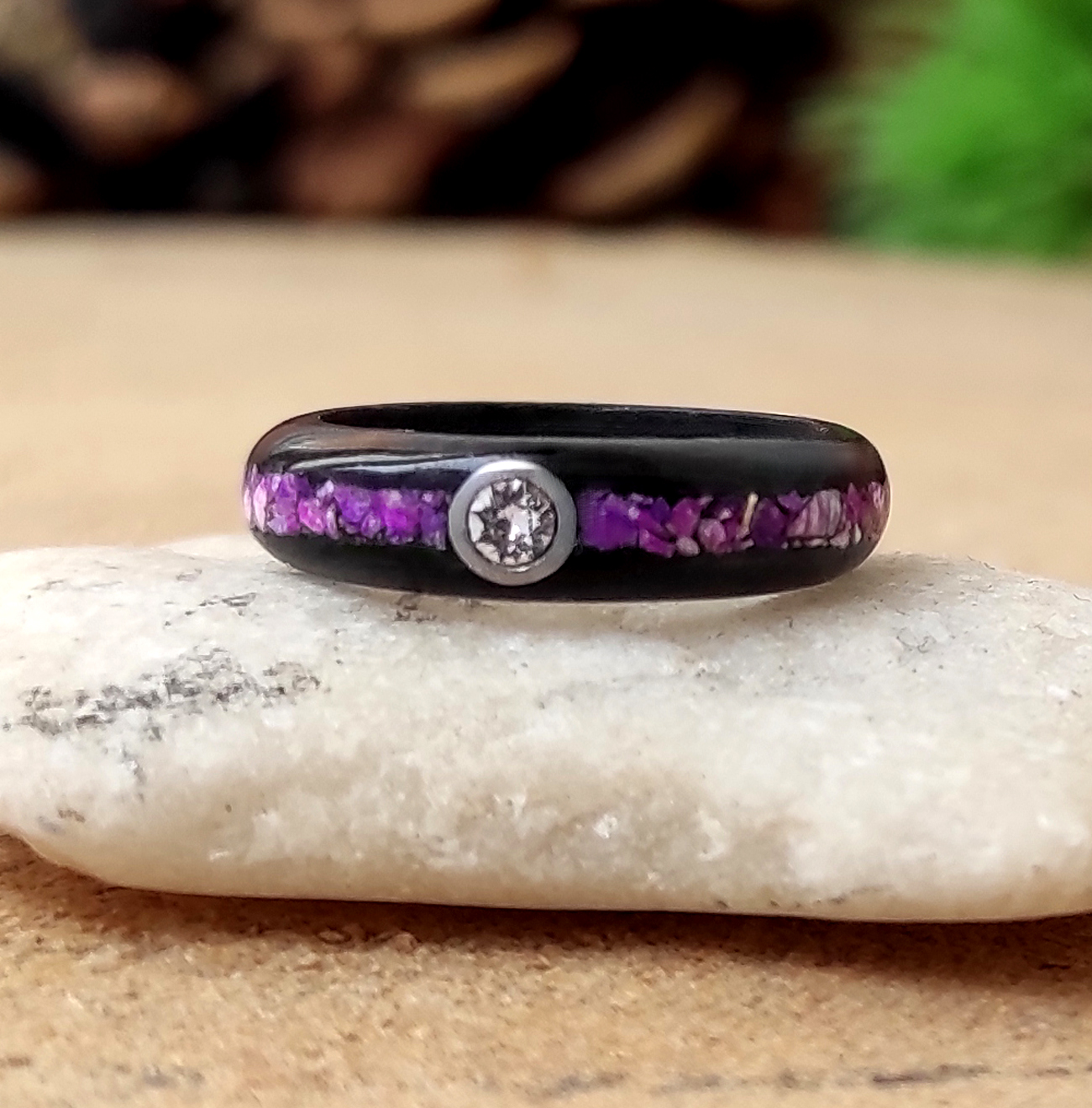Ebenový prsten swarovski s tyrkenitem a čaroitem