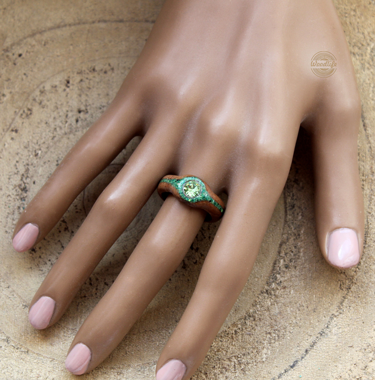 Dřevěný prsten s krystalem Swarovski a malachitem 