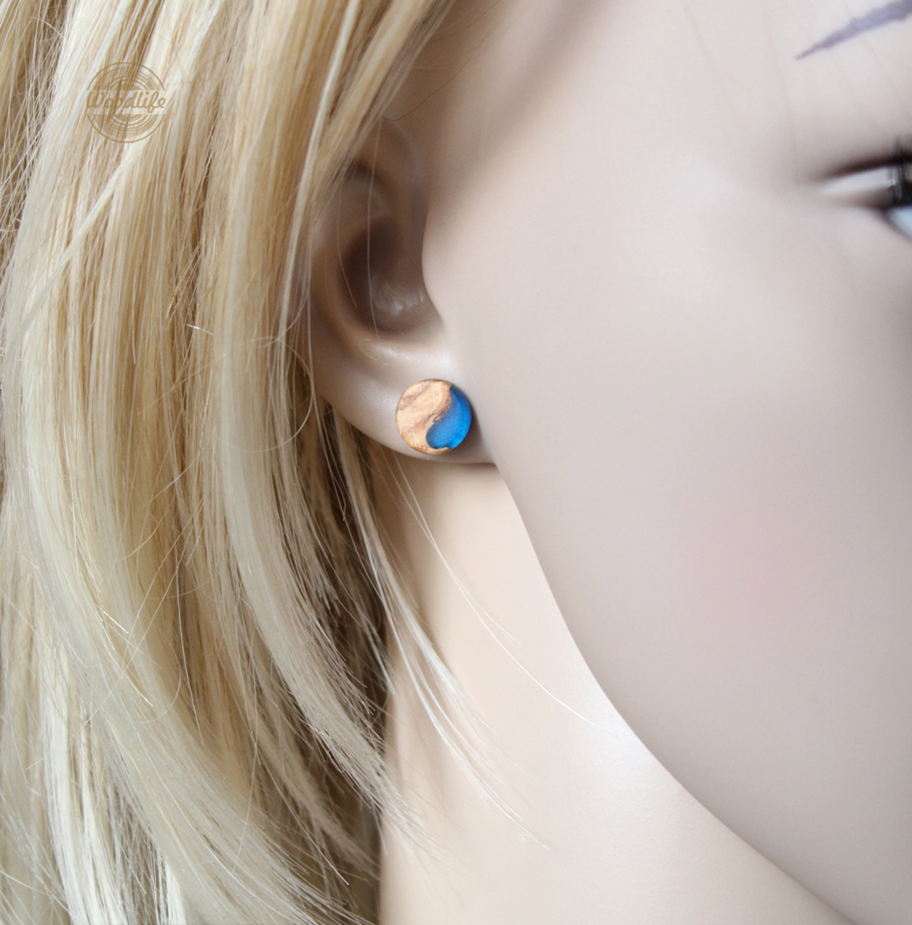 Dřevěné náušnice z olivy a modré pryskyřice 