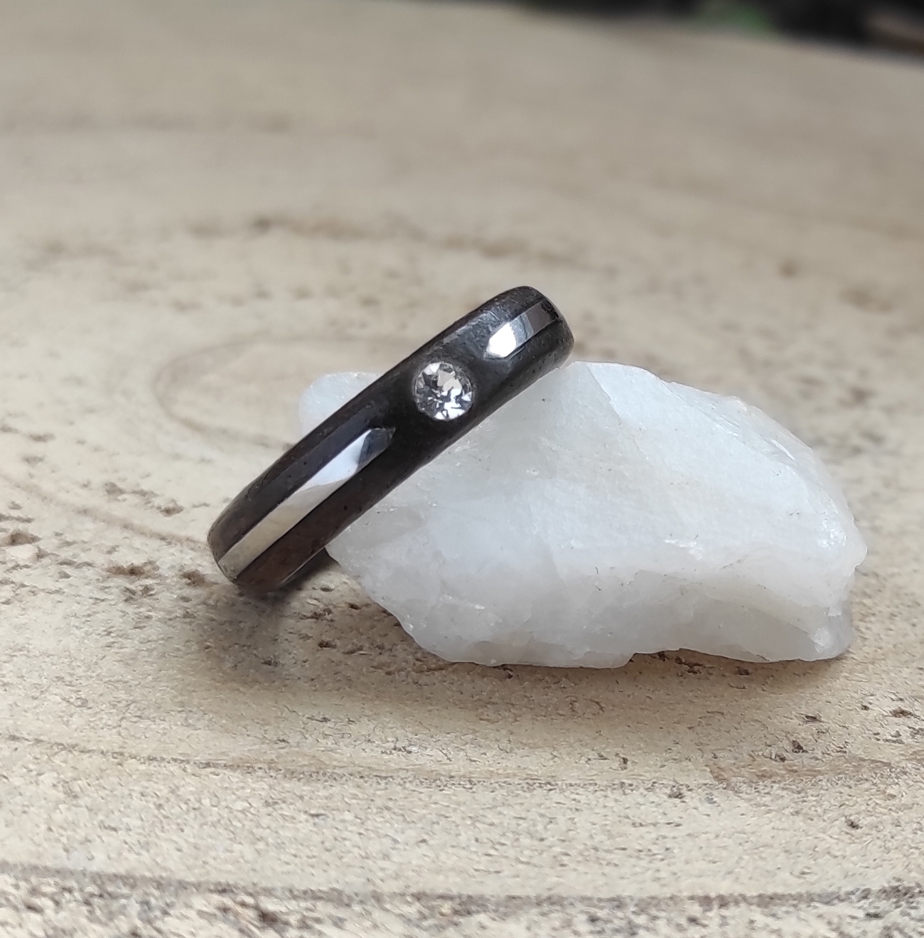 Prsten z ořechu s ocelí a swarovski krystalem