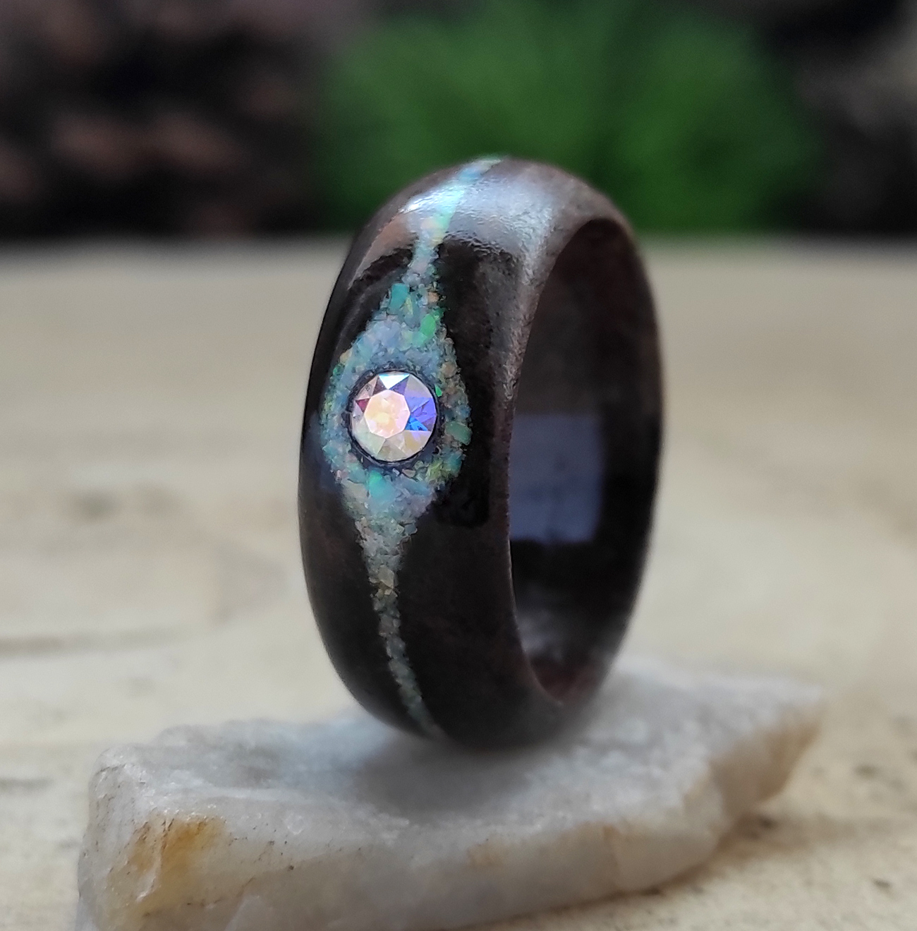 Ořechový prsten s opálem a krystalem Swarovski