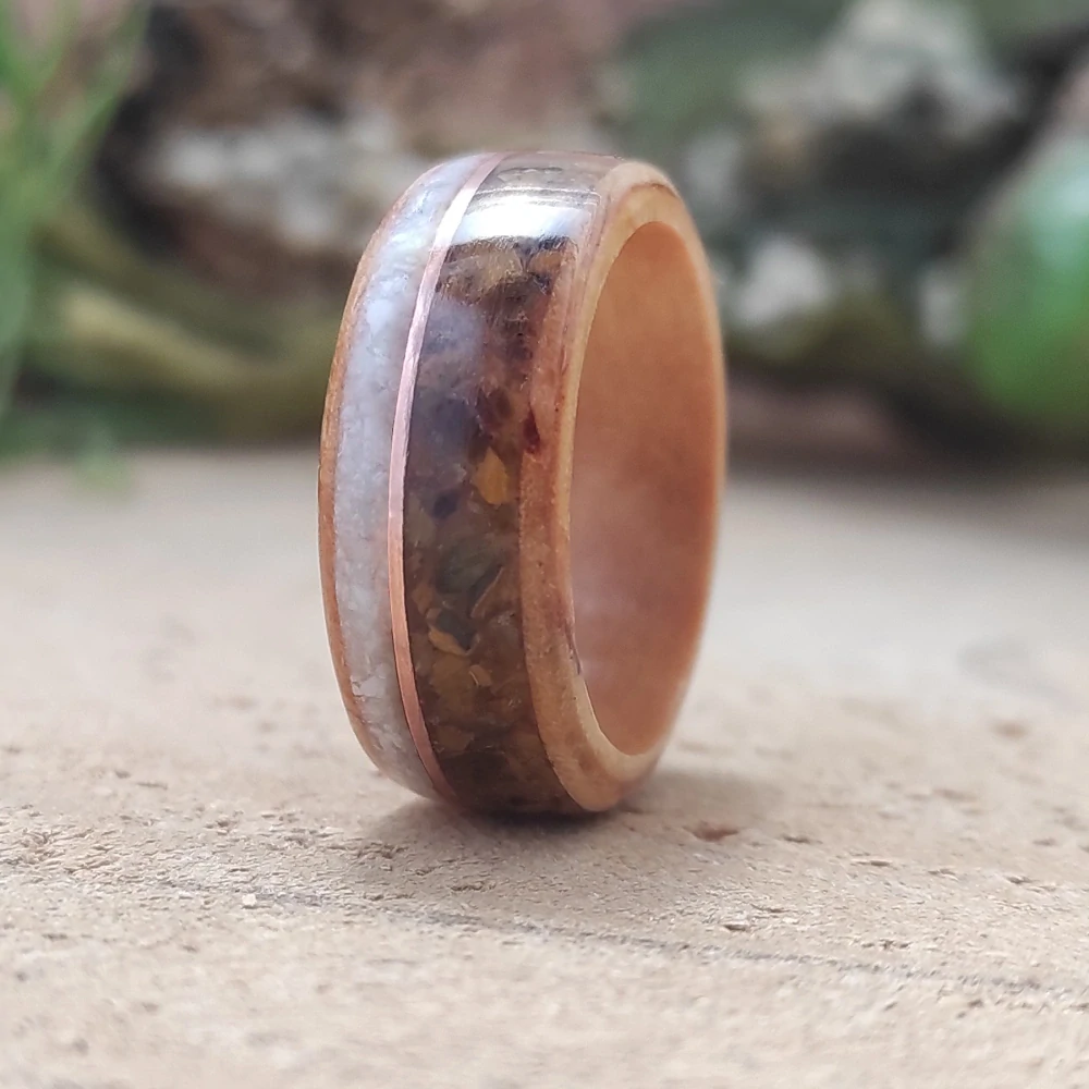 Prsten s magnezitem, tygřím okem a mědí