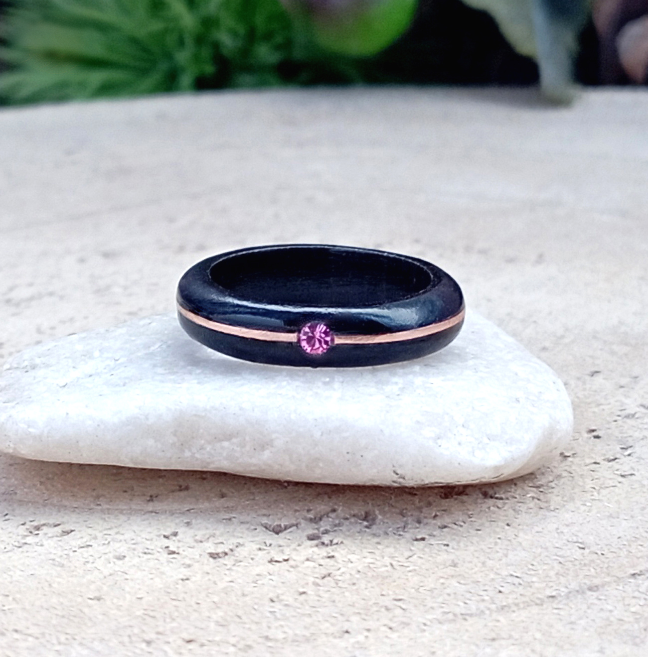 Ebenový prsten swarovski s proužkem mědi