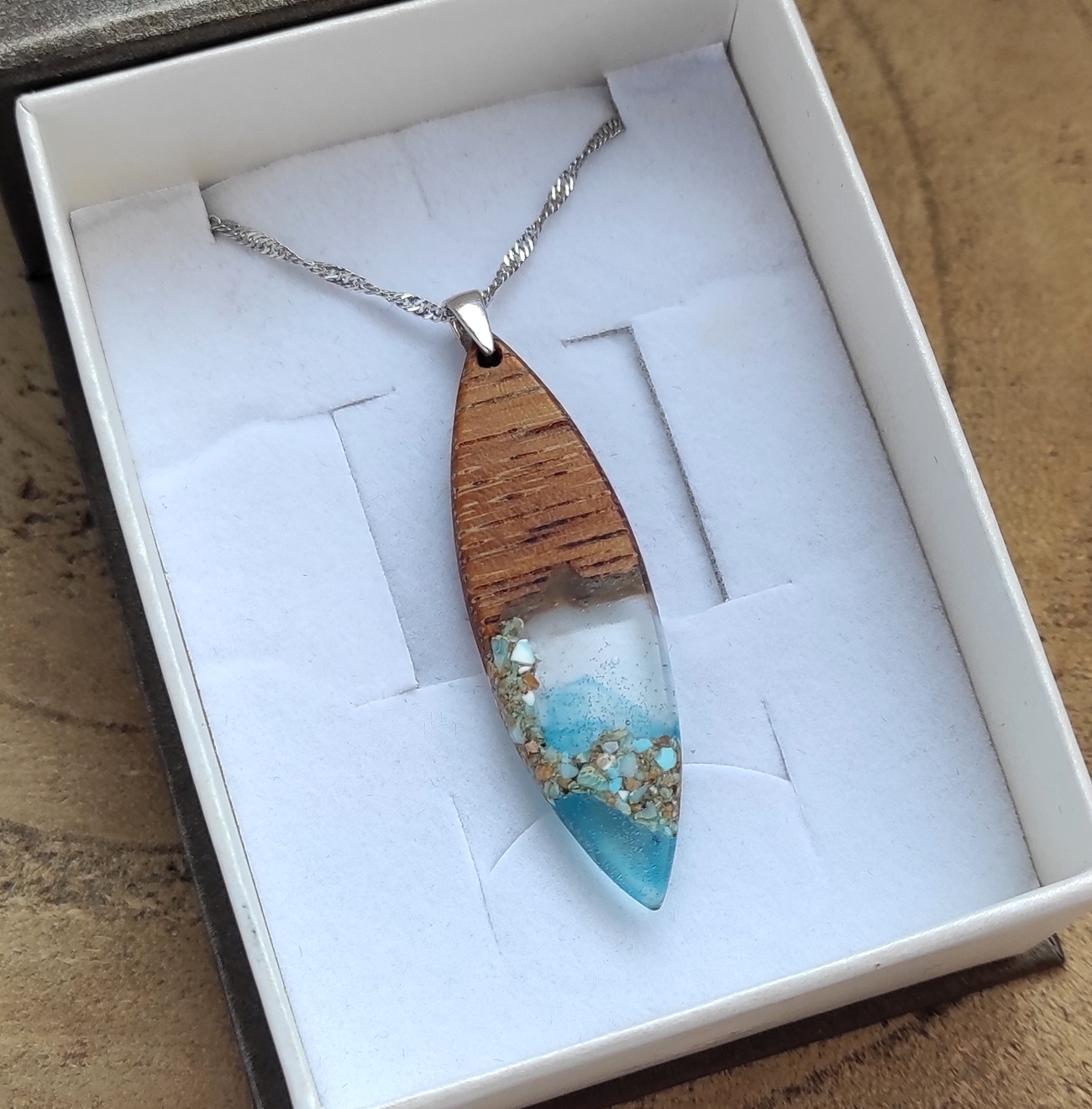 Unisex dřevěný náhrdelník surf s řetízkem 925/1000