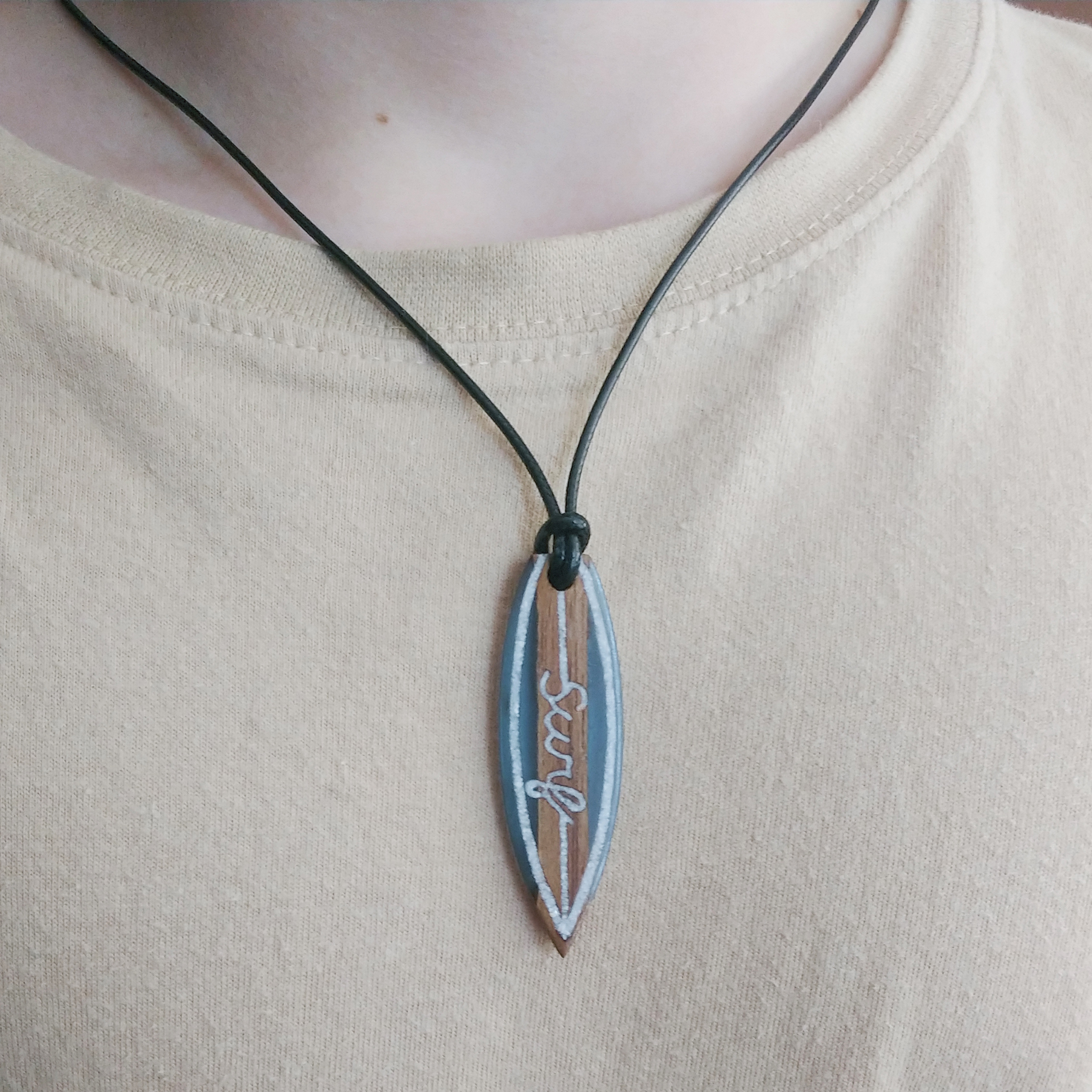 Dřevěný přívěsek surf s kamínky magnezitu