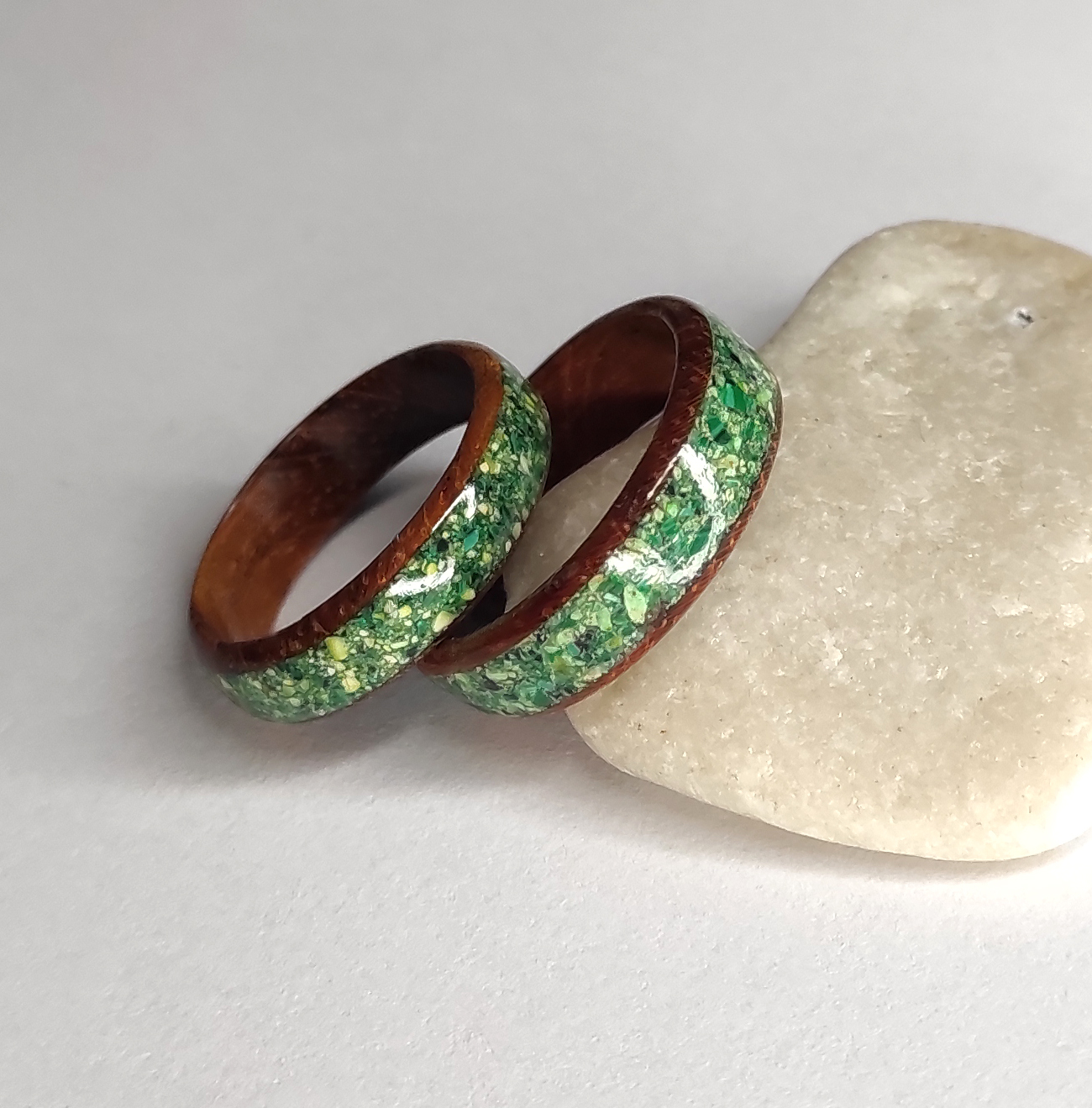 Snubní prsteny z malachitu a jadeitu