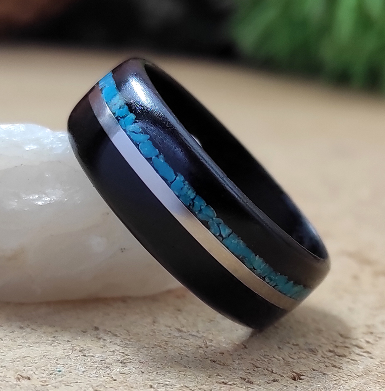 Ebenový prsten s tyrkysemi