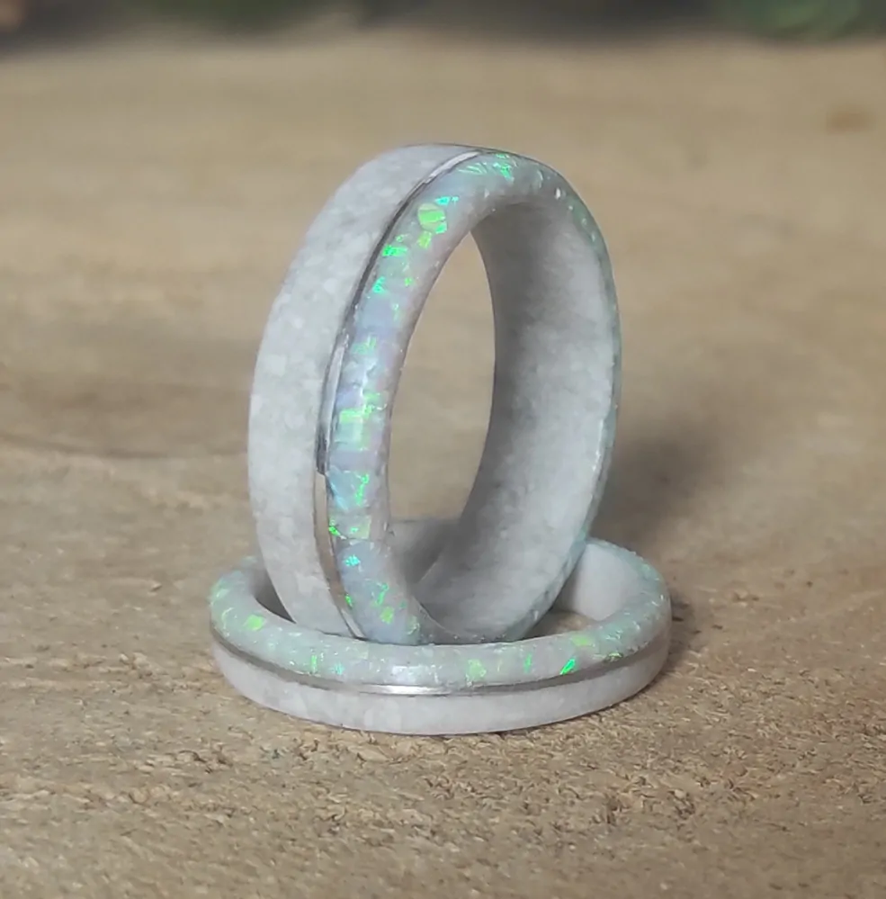 Prsteny z magnezitu, opálu a stříbra