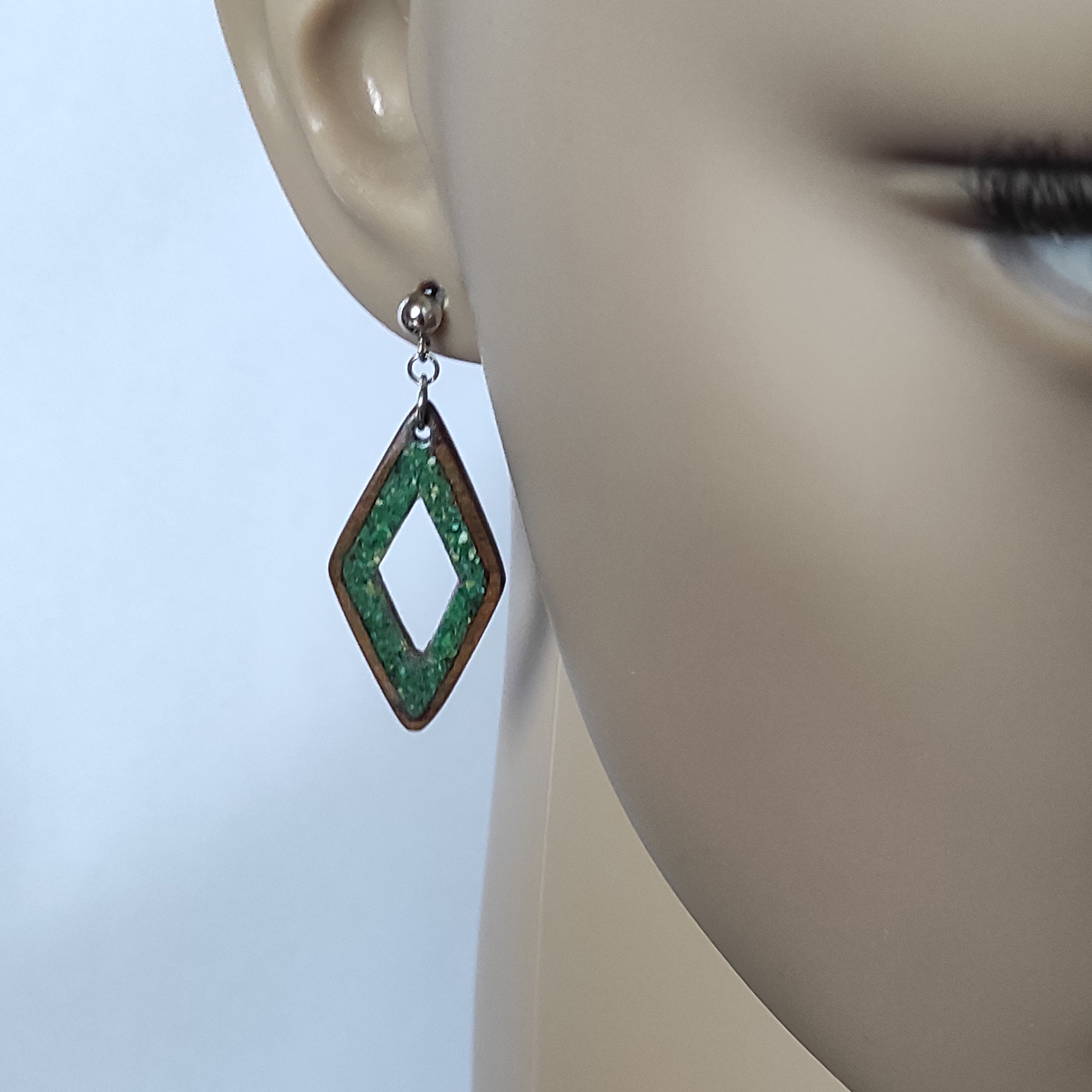 Ořechové náušnice s malachitem a jadeitem
