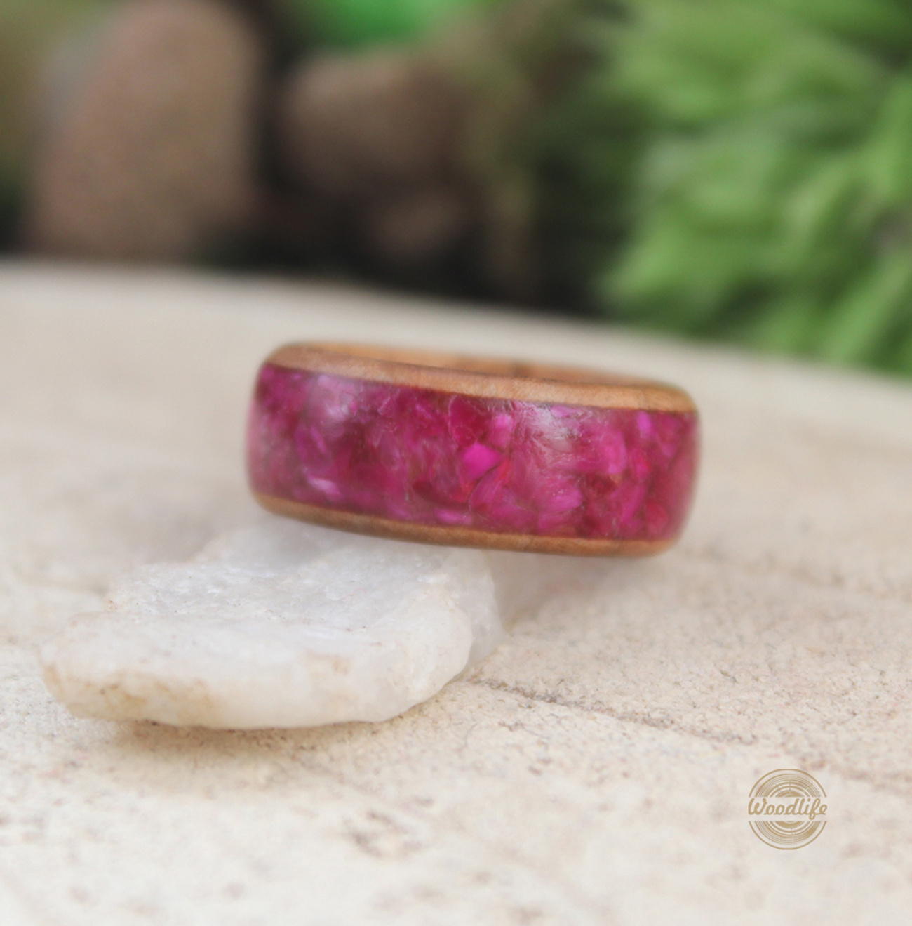 Dřevěný prsten s tygřím okem purpurový 