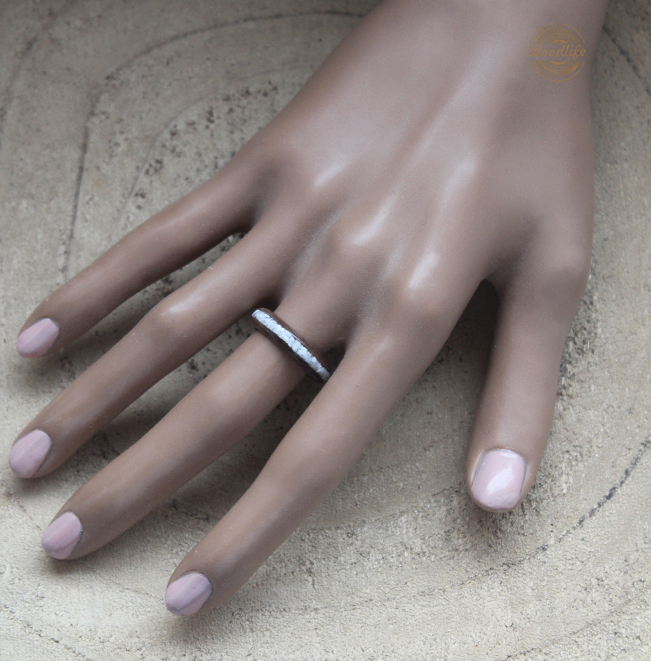 Přírodní prsten z ořechu a magnezitu 