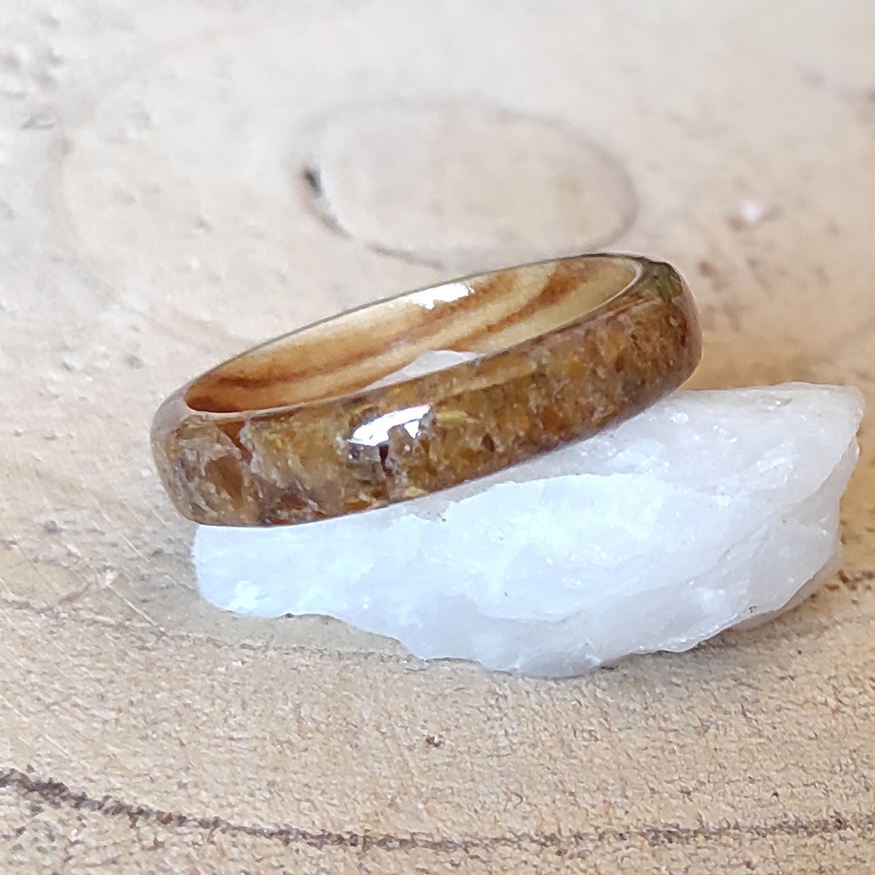 Prsten z tygřího oka a olivy