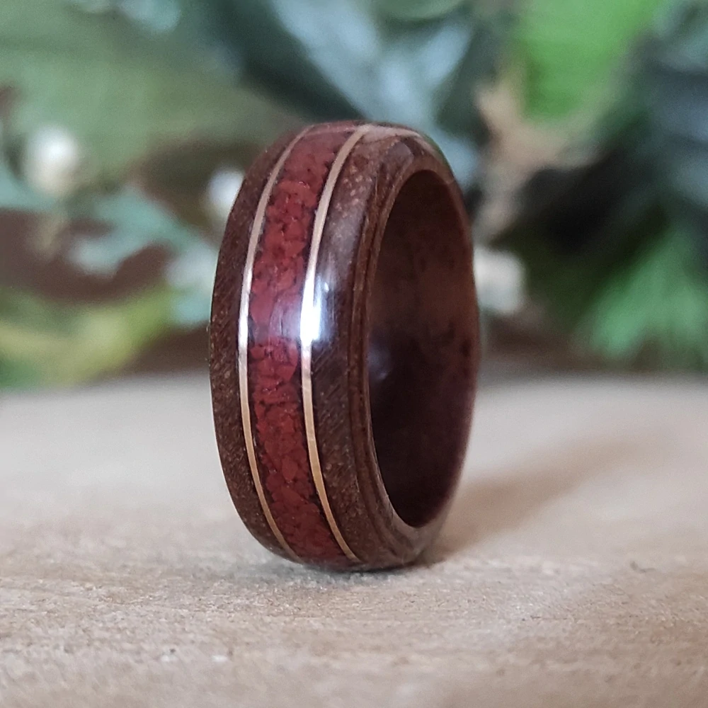 Prsten z ořechu, jaspisu a 14K zlata