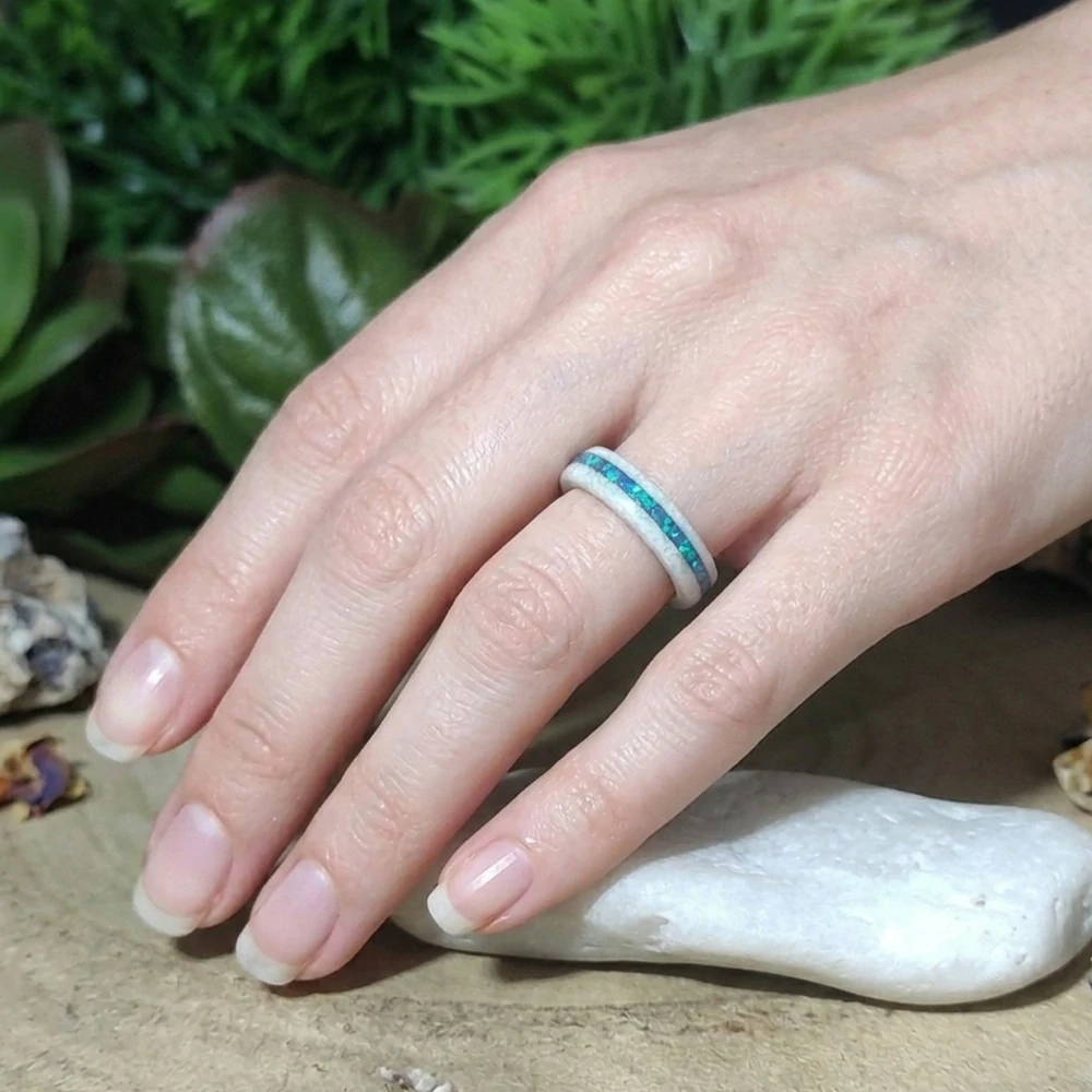 Prsteny z magnezitu a opálu