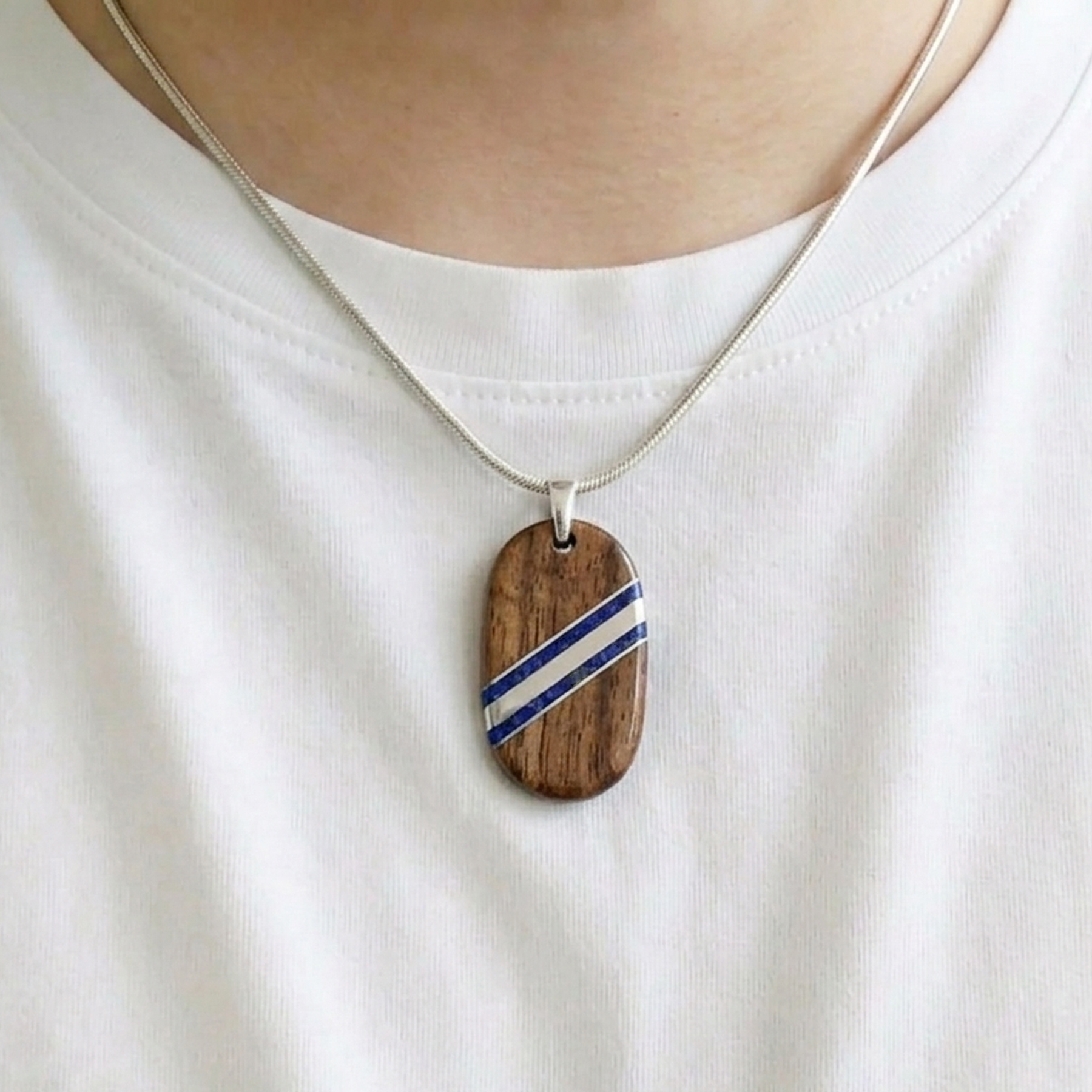 Pánský dřevěný náhrdelník s ocelí a lapis-lazuli