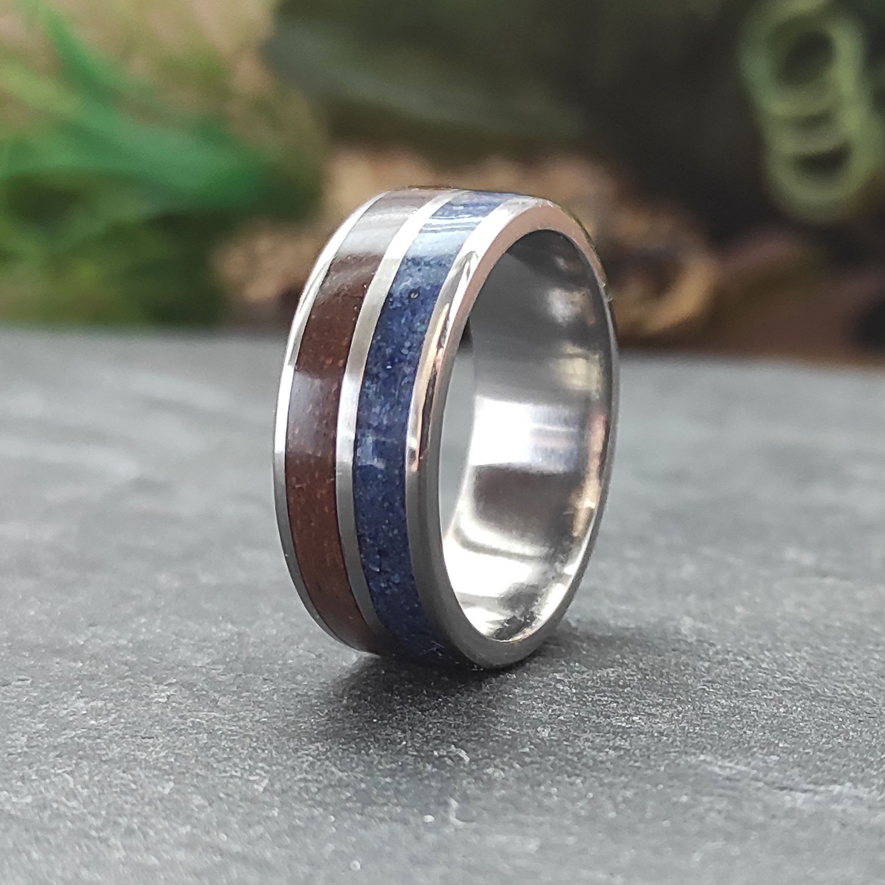 Snubní titanové prsteny s lapis-lazuli a ořechem