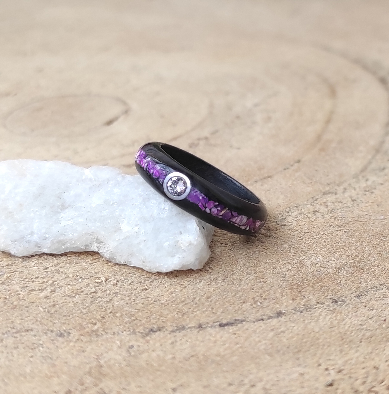 Ebenový prsten swarovski s tyrkenitem a čaroitem