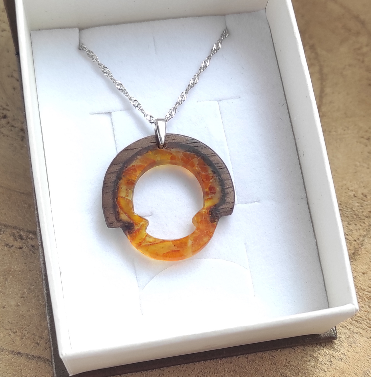 Přívěšek z ořechu a jantaru s řetízkem