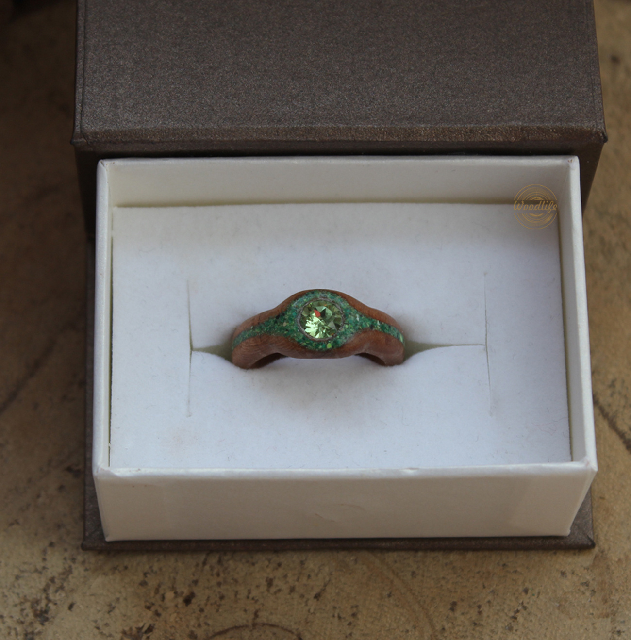 Dřevěný prsten s krystalem Swarovski a malachitem 