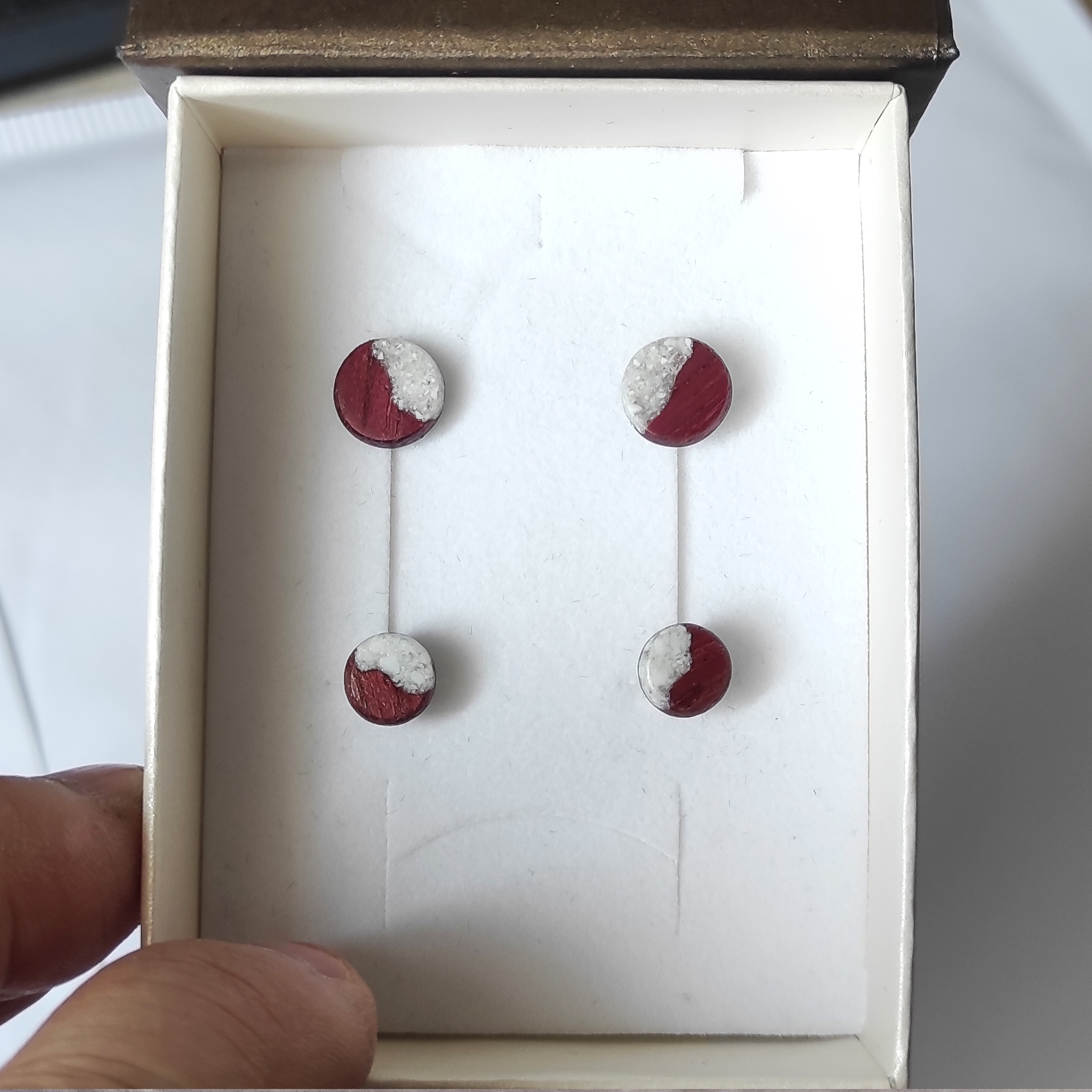 Náušnice s magnezitem a amaranthu