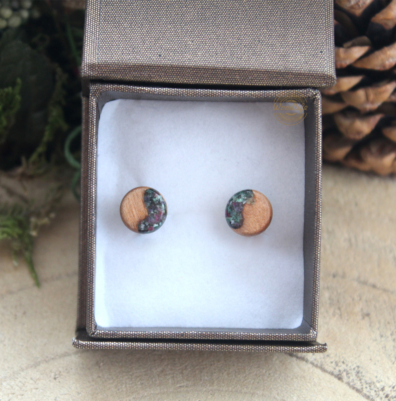 Pecky z chir. oceli,dřeva a rubínem v zoisitu