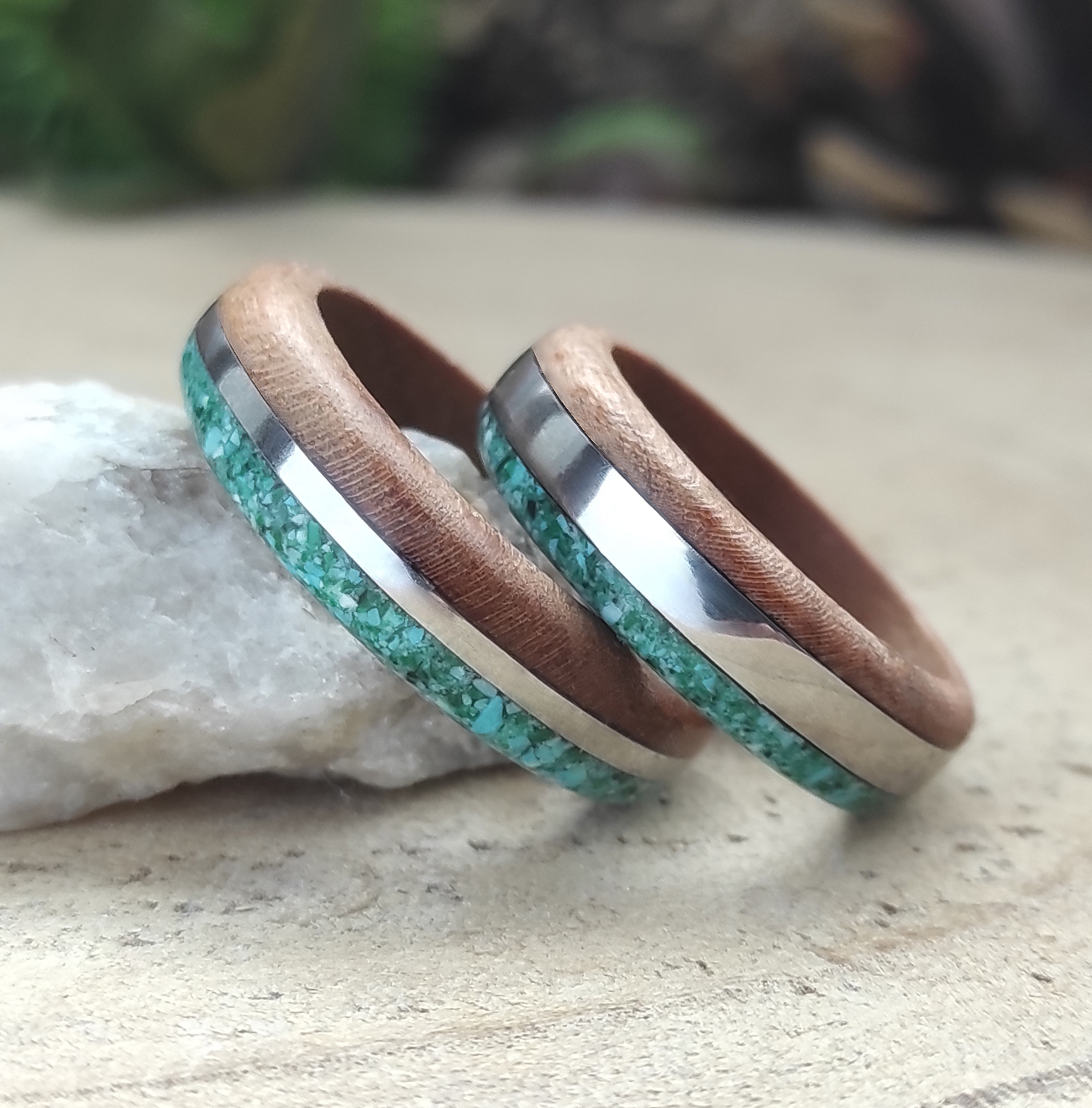 Snubní prsteny s malachitem,jadeitem a ocelí