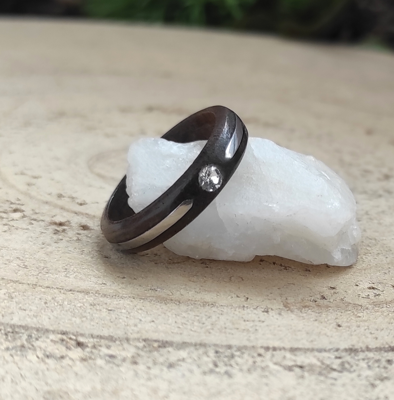 Prsten z ořechu s ocelí a swarovski krystalem
