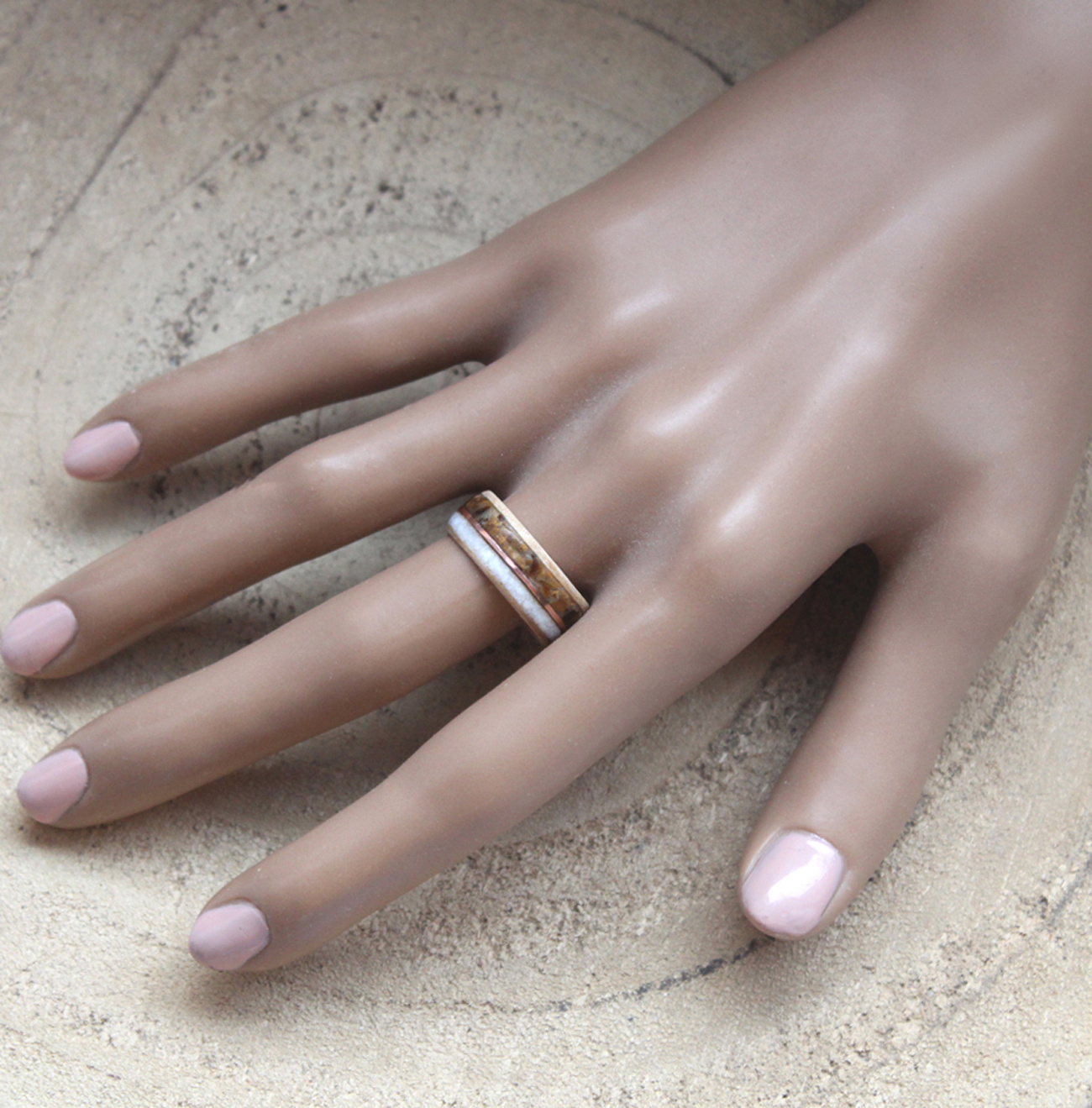 Prsten s magnezitem, tygřím okem a mědí