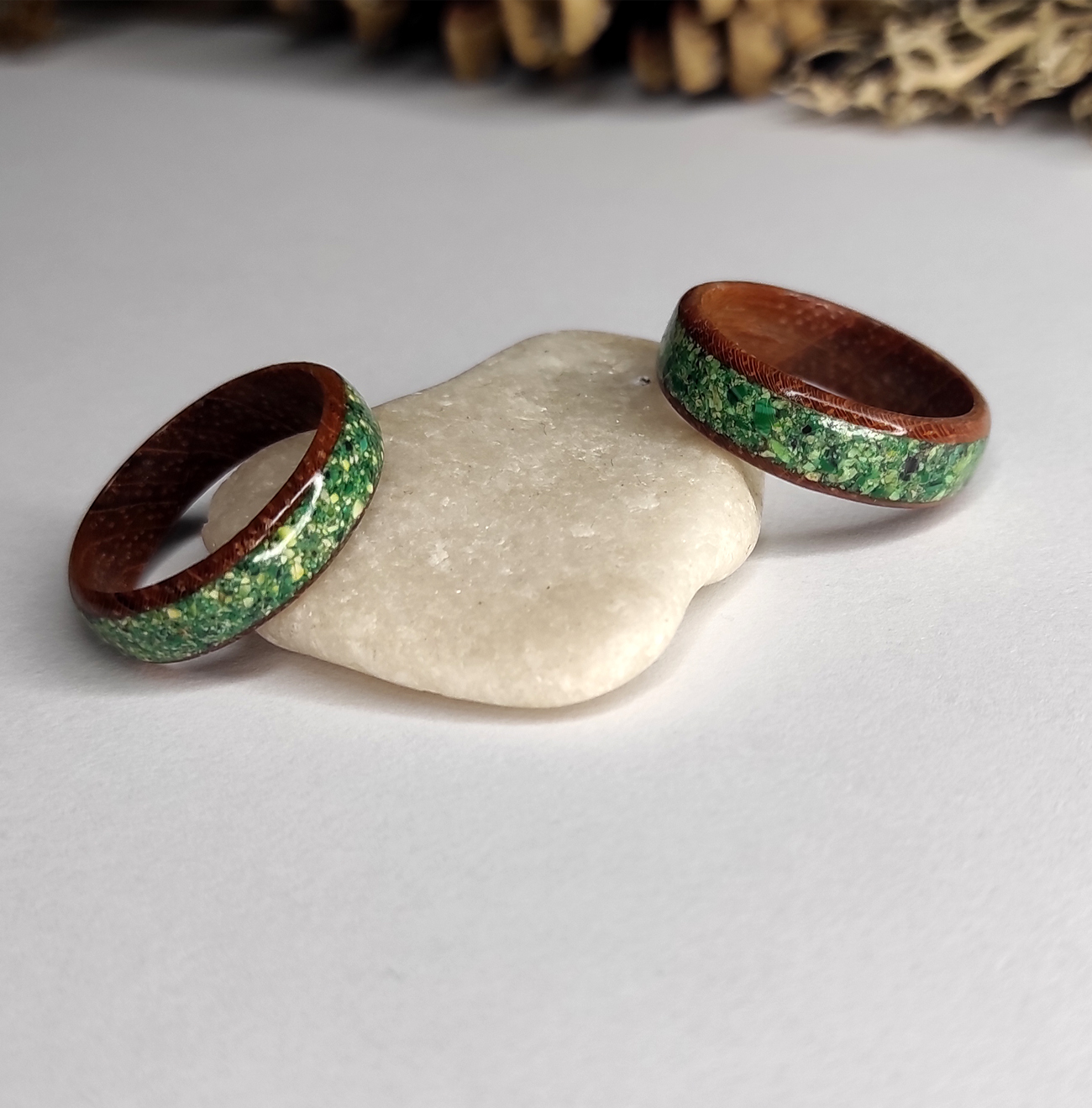 Snubní prsteny z malachitu a jadeitu