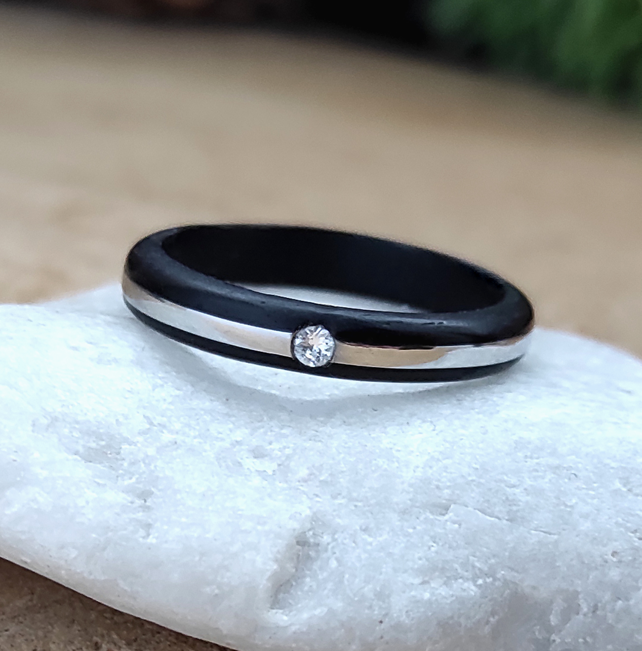 Ebenový prsten s ocelí a swarovski krystalem