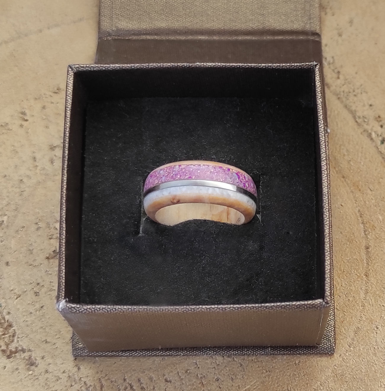 Březový prsten s jaspisem, magnezitem a ocelí