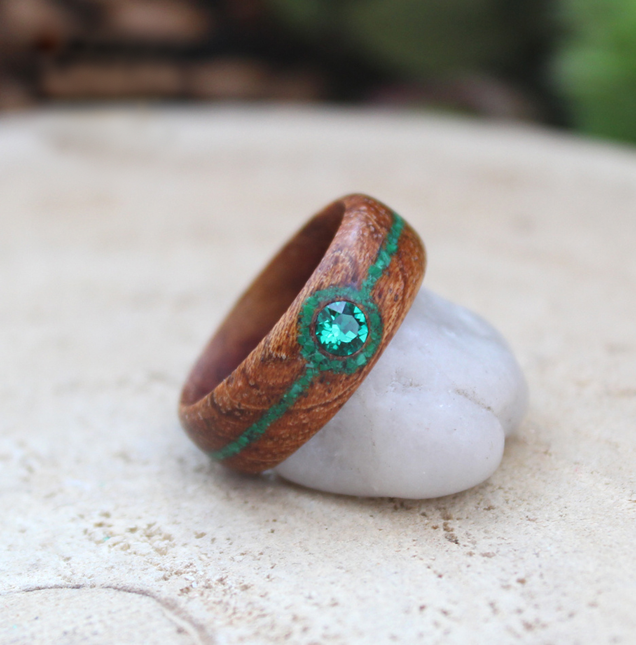 Dřevěný prsten s krystalem Swarovski a Malachitem 