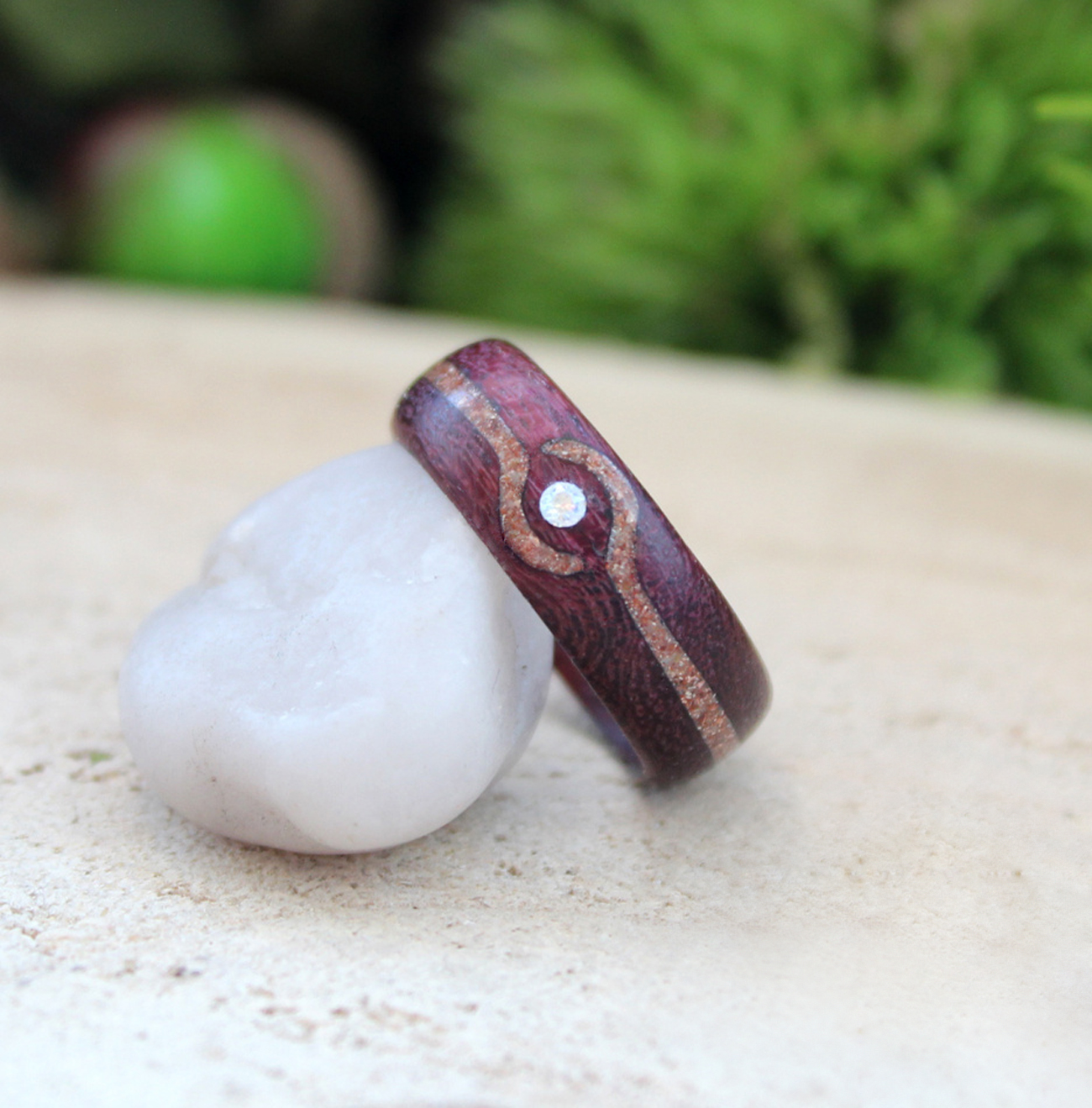 Amaranthový prsten s regalitem a sw krystalem