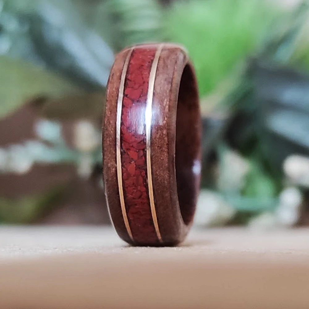 Prsten z ořechu, jaspisu a 14K zlata