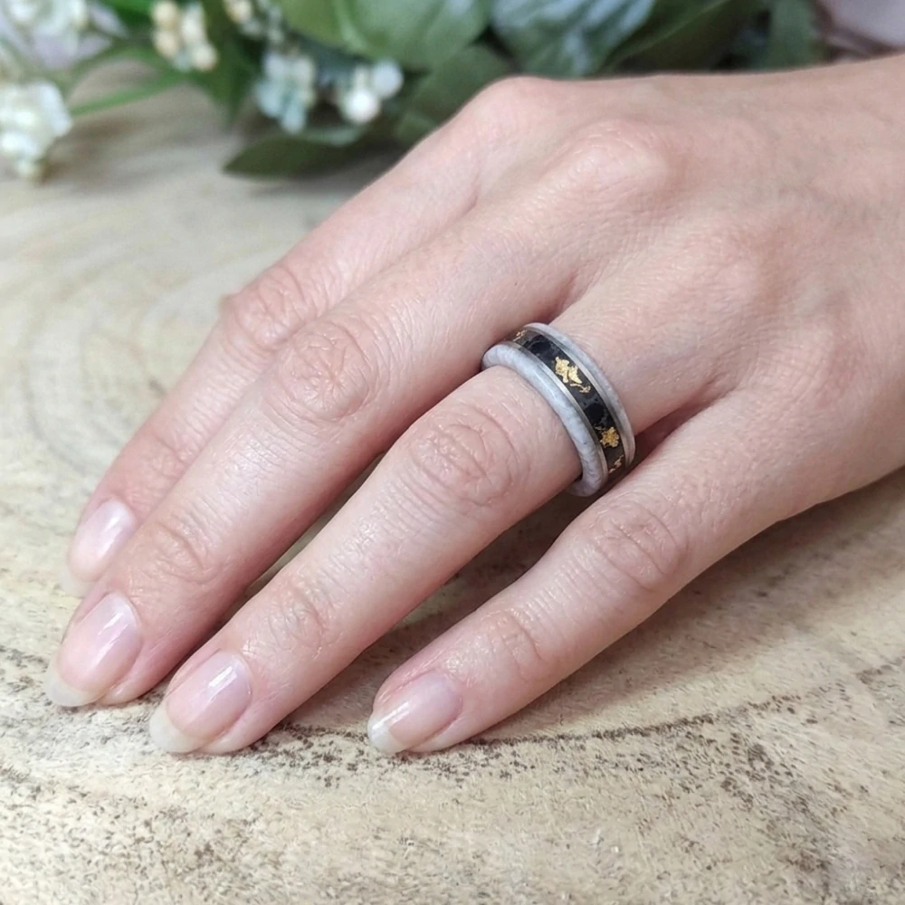 Snubní prsteny s magnezitem, regalitem a ocelí