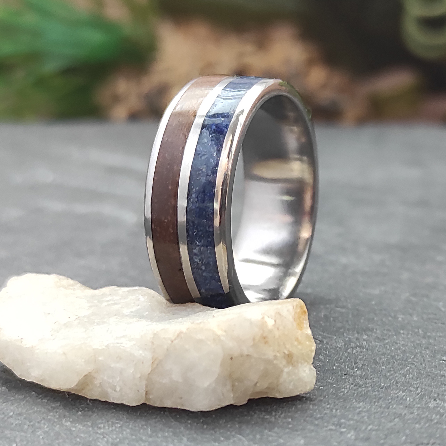 Snubní titanové prsteny s lapis-lazuli a ořechem