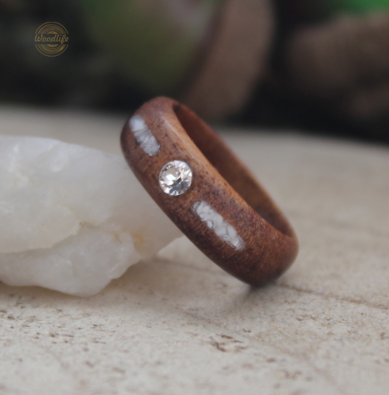 Dřevěný prsten s magnezitem a Swarovski krystalem