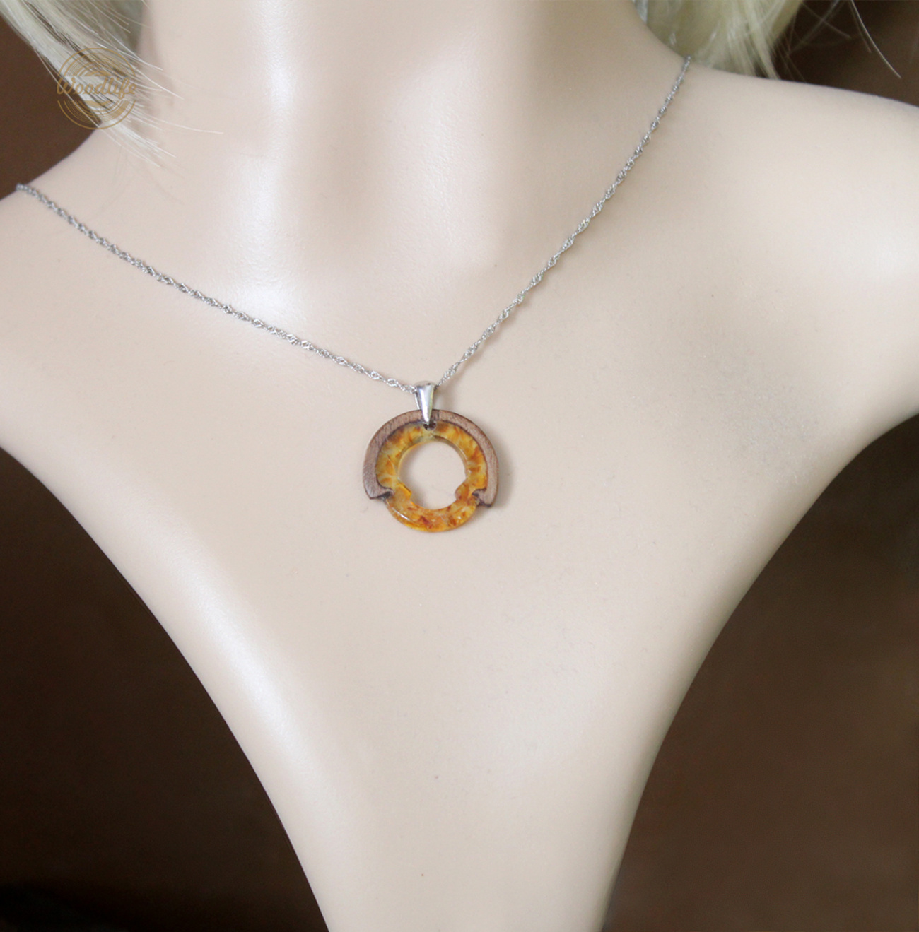 Přívěšek z ořechu a jantaru s řetízkem