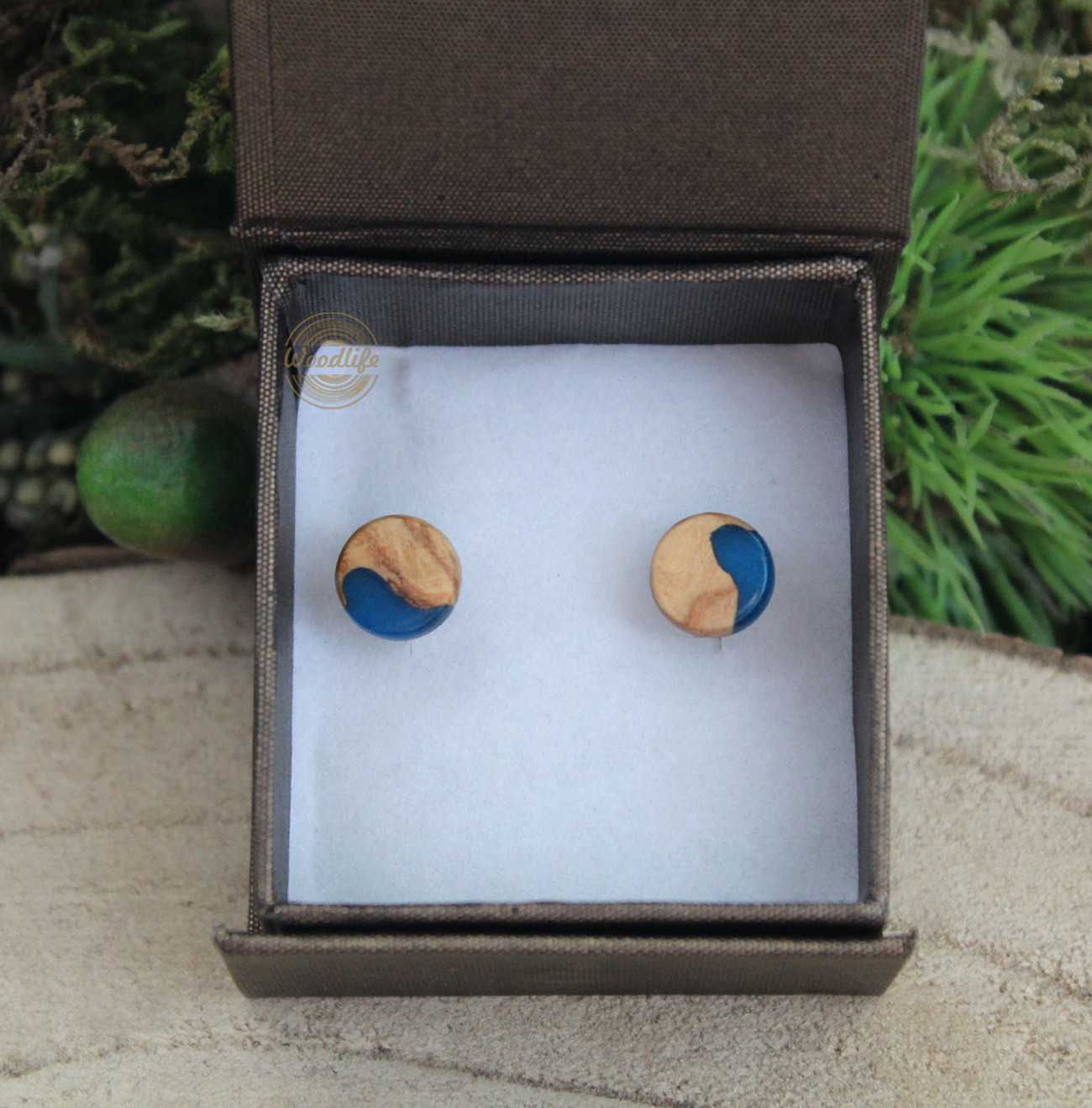 Dřevěné náušnice z olivy a modré pryskyřice 