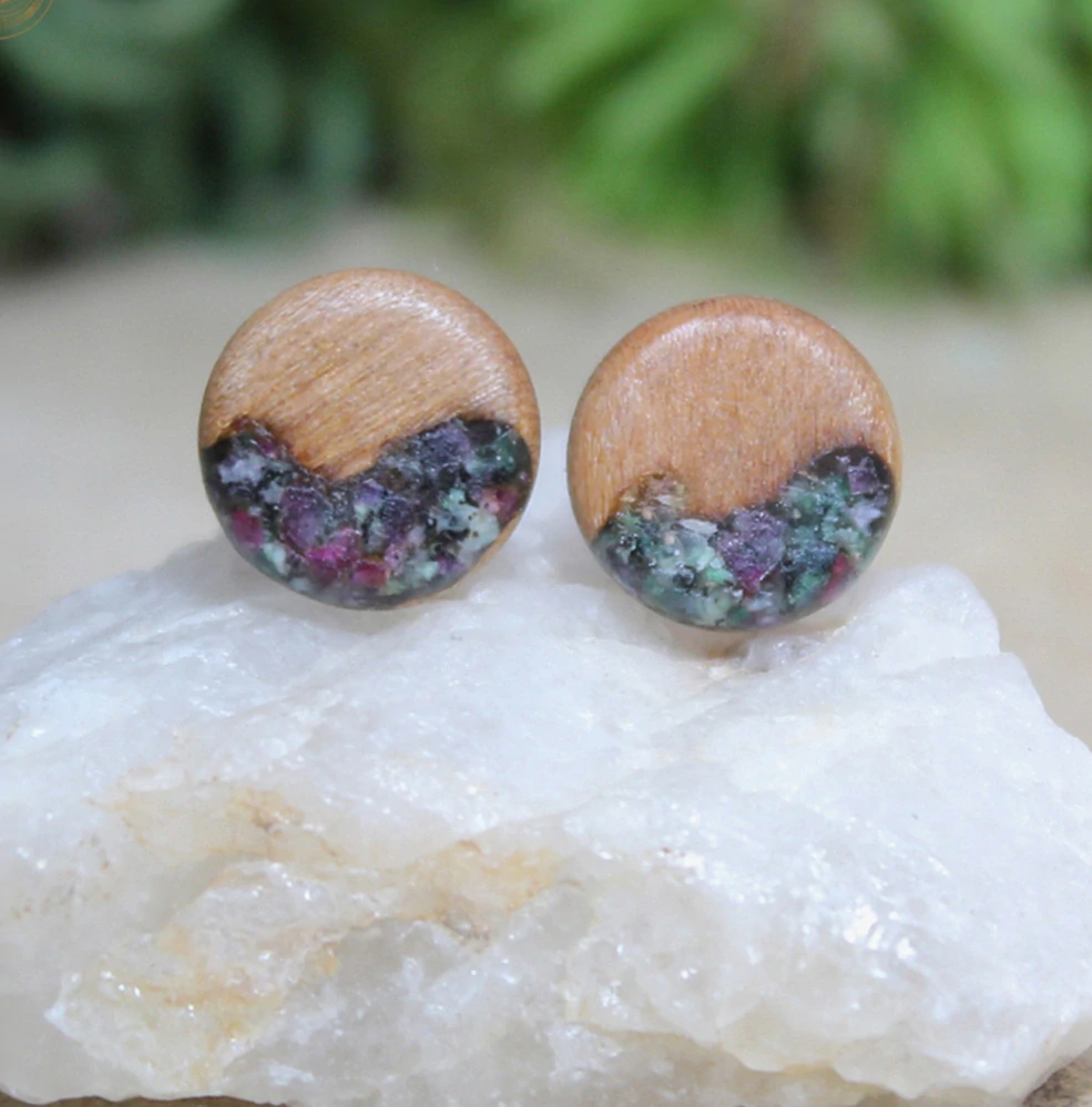 Pecky z chir. oceli,dřeva a rubínem v zoisitu