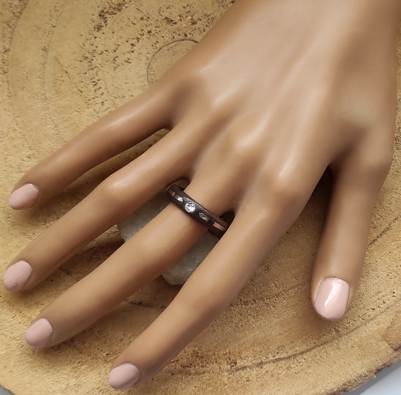 Prsten z ořechu s ocelí a swarovski krystalem