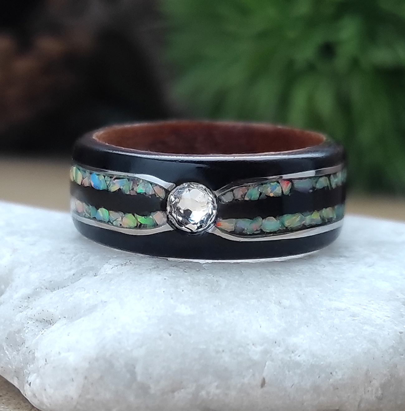 Ebenový prsten s opálem, ocelí a swarovski